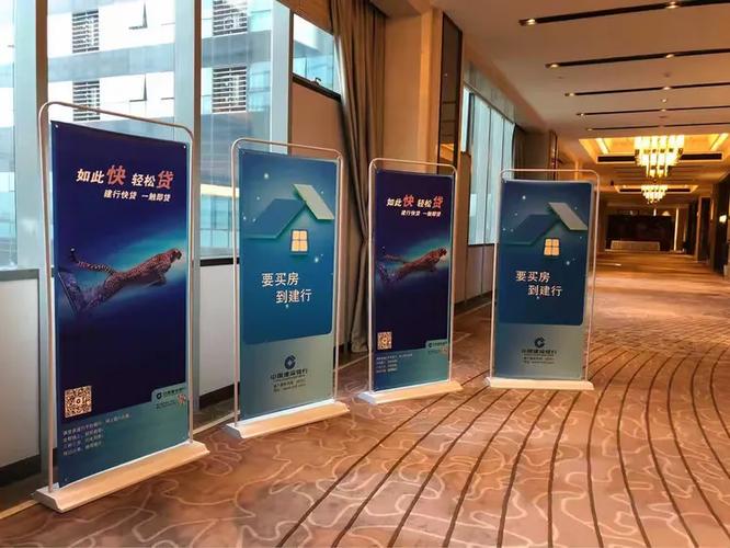 中陈恒星副行长作为颁奖嘉宾为2018年度优秀房地产经纪机构颁发了证书